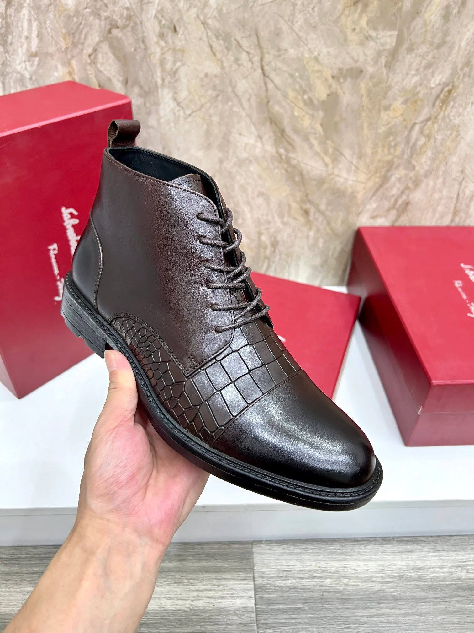 Original order quality: Men's shoes 💰700 Brand: Ferragamo (Ferragamo) One size larger: Men's size 38-44 (45 customized) Grade: Same style as the official website High-end men's shoes Material: Original cowhide, cowhide lining, original outsole Style category: Chelsea men's boots Fashion trend Color: Actual picture